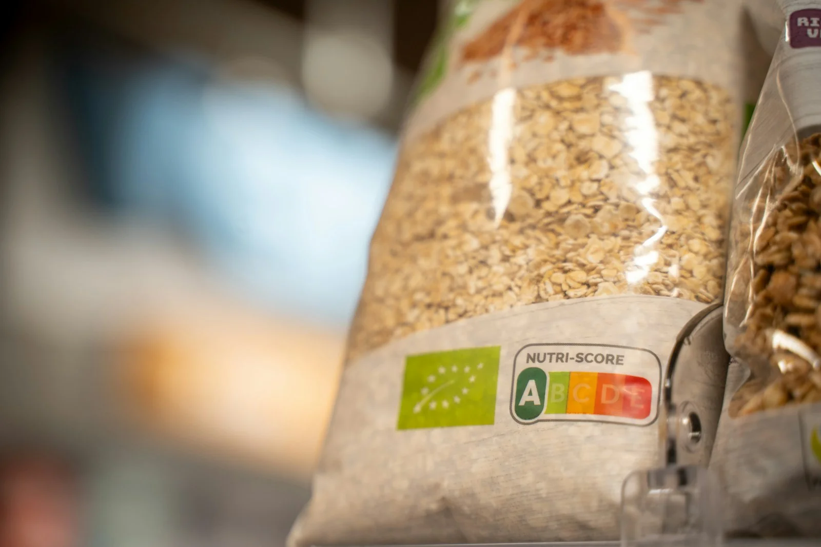 Close-up kemasan plastik oat dengan label Nutri-Score dan logo organik