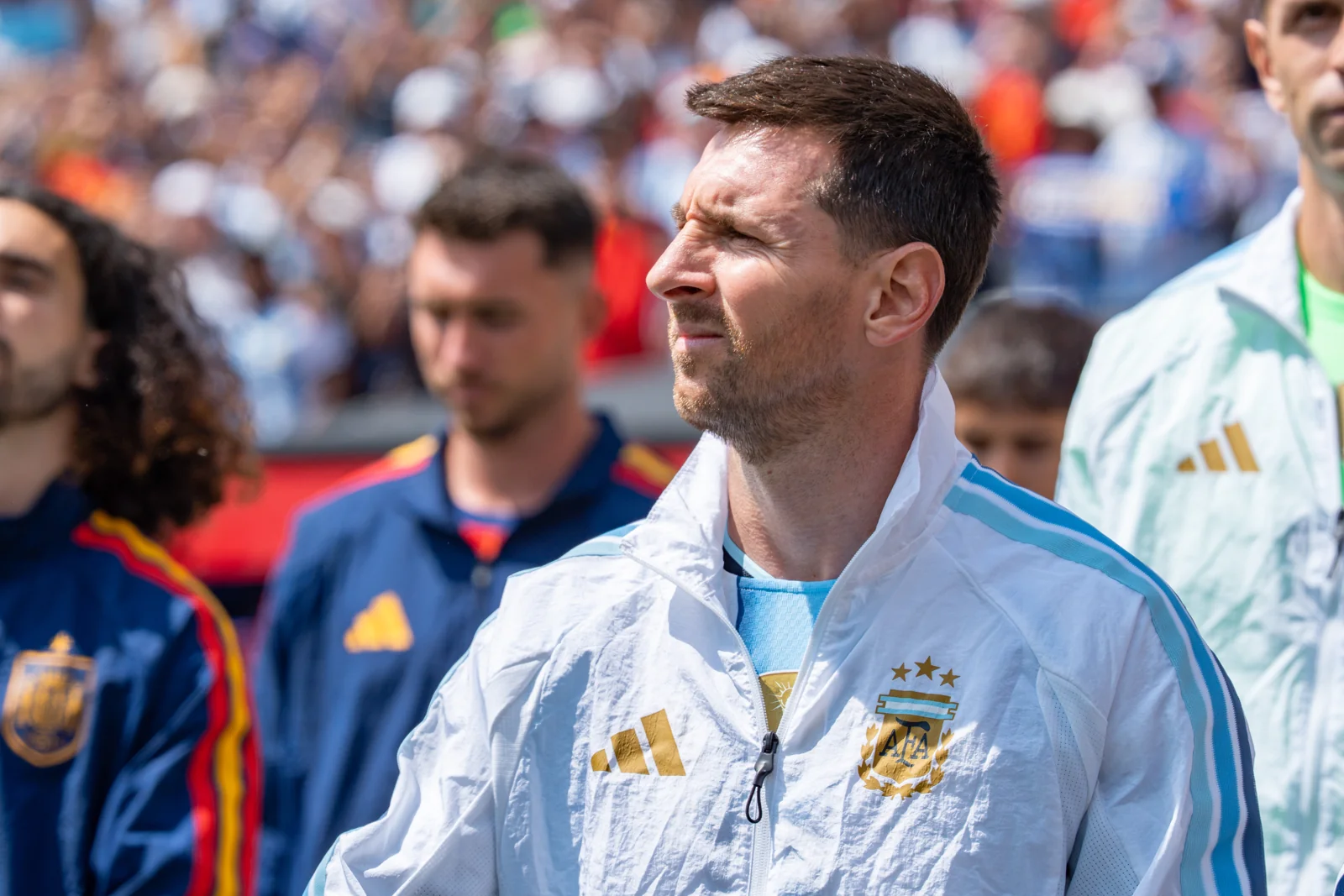 Lionel Messi berjaket Timnas Argentina berbaris sebelum final Piala Dunia 2026 melawan Spanyol