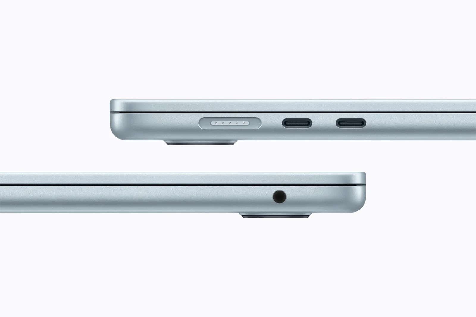Sisi kiri dan kanan MacBook Air M5 dengan port MagSafe, dua Thunderbolt 4, dan colokan audio