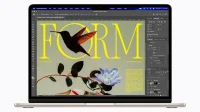 MacBook Air M5 warna starlight terbuka menampilkan aplikasi desain di layar