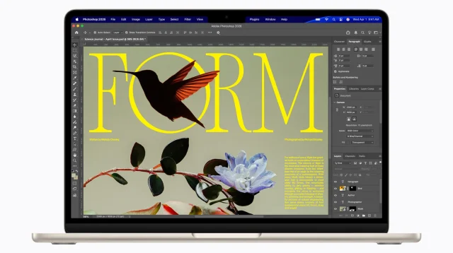 MacBook Air M5 warna starlight terbuka menampilkan aplikasi desain di layar