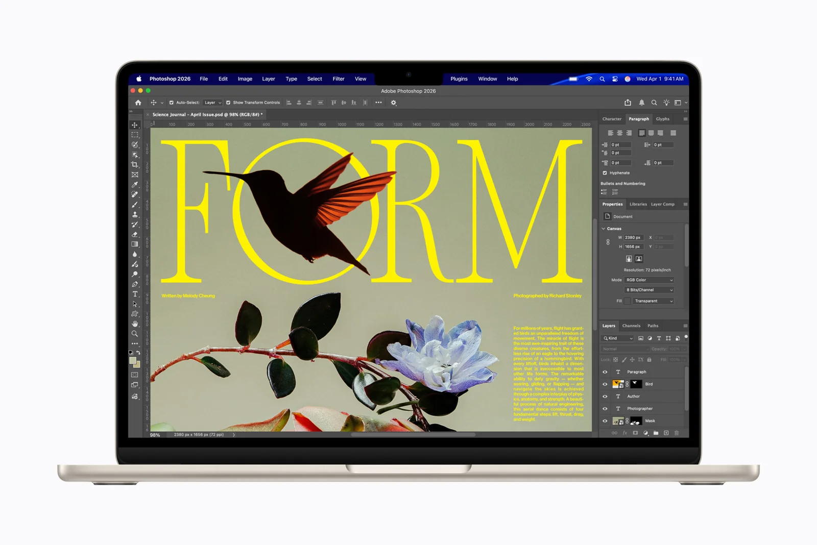 MacBook Air M5 warna starlight terbuka menampilkan aplikasi desain di layar