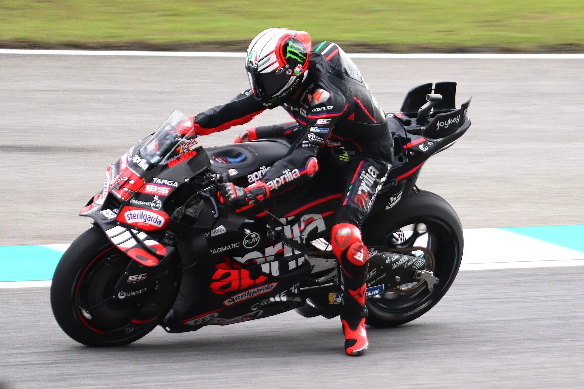 Marco Bezzecchi mengendarai motor Aprilia Racing nomor 72 di Sirkuit Sepang pada MotoGP Malaysia 2025