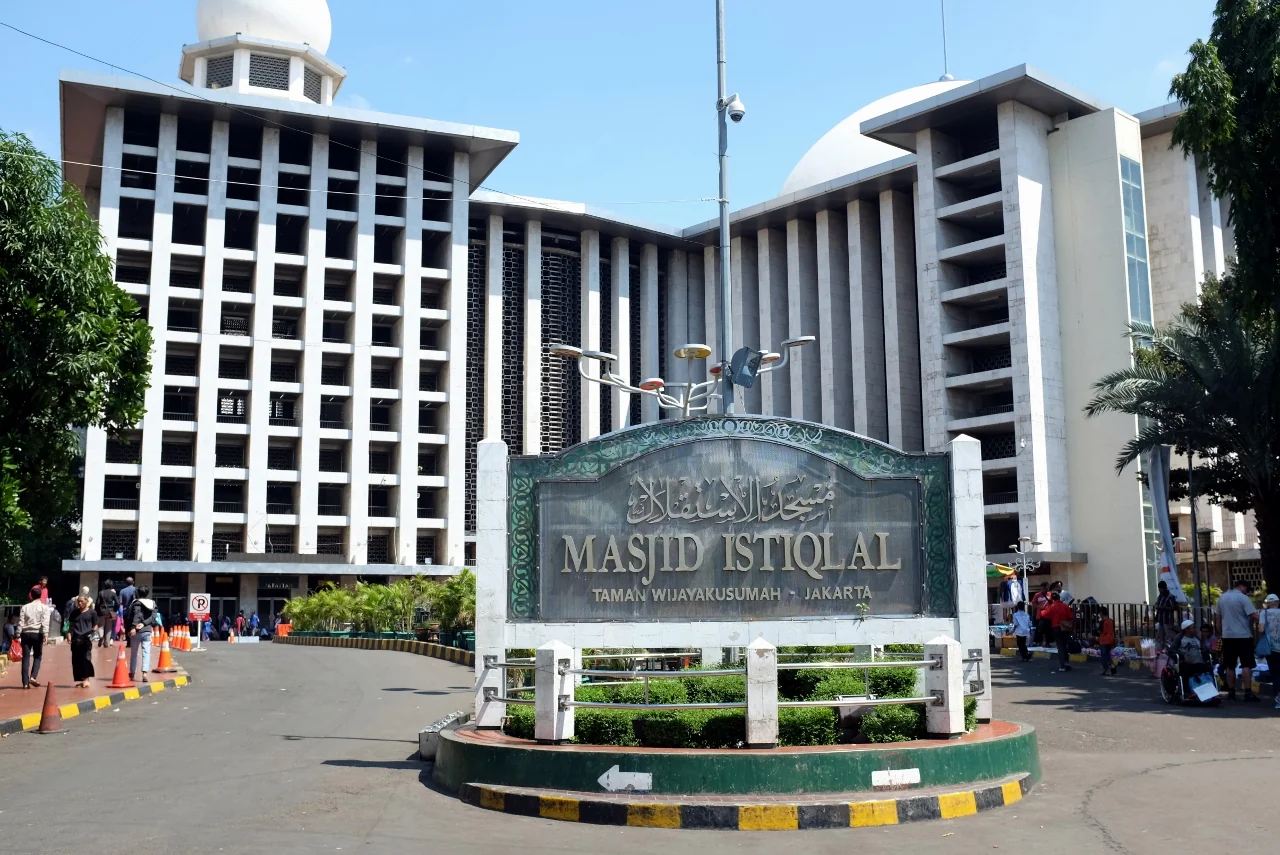 Papan nama Masjid Istiqlal Taman Wijayakusumah di depan gedung masjid, Jakarta