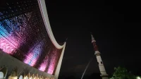 masjid-raya-sumatera-barat-malam Atap gonjong Masjid Raya Sumatera Barat di Padang dengan lampu warna-warni dan menara pada malam hari