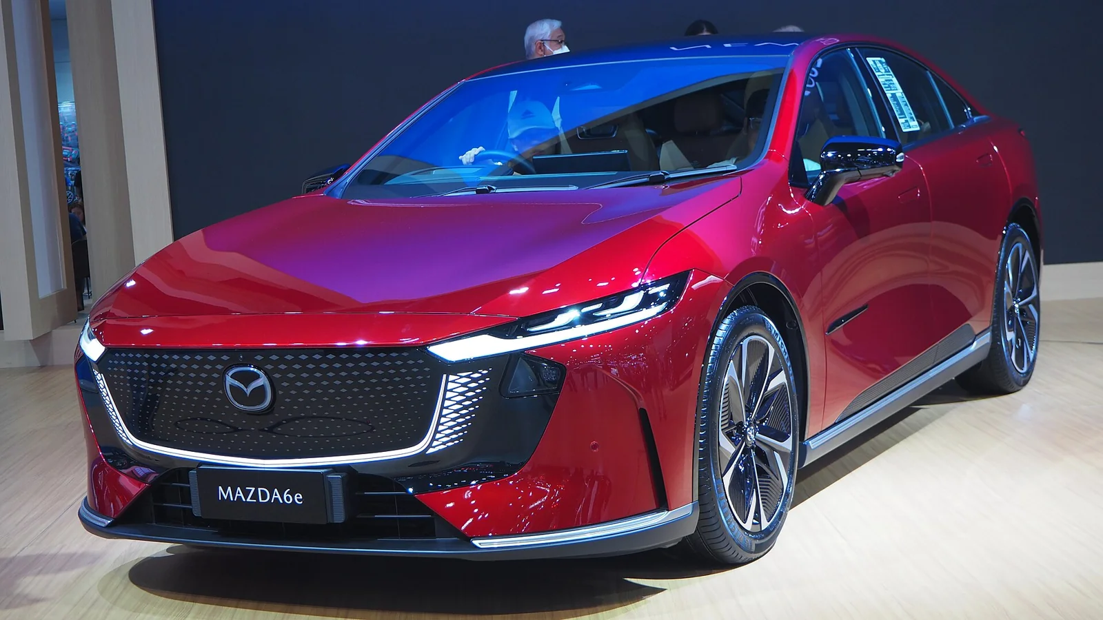 Mazda 6e warna merah dipajang di pameran mobil dilihat dari depan
