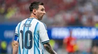 messi-timnas-argentina-piala-dunia-2026 Lionel Messi dengan ban kapten dan jersey nomor 10 Timnas Argentina menoleh ke arah lapangan