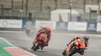 Pol Espargaró (Repsol Honda) memimpin Francesco Bagnaia (Ducati) di lintasan basah Sirkuit Mandalika saat MotoGP Indonesia 2022