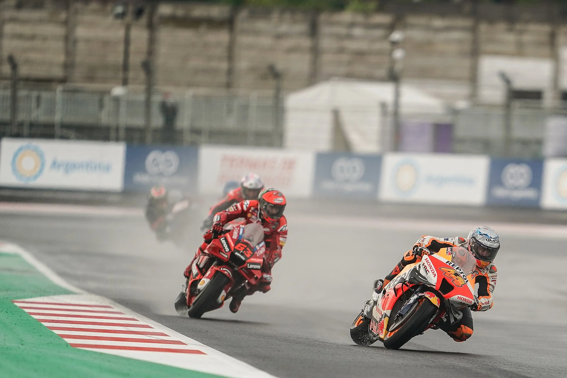 Pol Espargaró (Repsol Honda) memimpin Francesco Bagnaia (Ducati) di lintasan basah Sirkuit Mandalika saat MotoGP Indonesia 2022