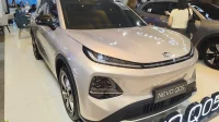Changan Nevo Q05 warna perak dipajang di GIIAS 2026 Bandung dilihat dari depan kanan