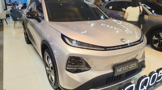 Changan Nevo Q05 warna perak dipajang di GIIAS 2026 Bandung dilihat dari depan kanan