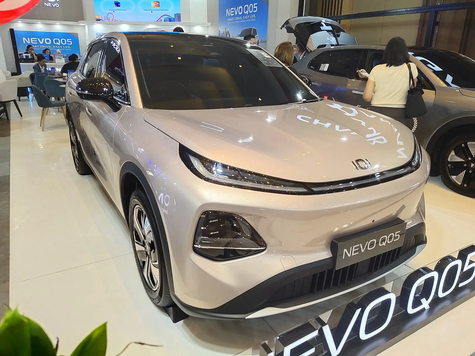 Changan Nevo Q05 warna perak dipajang di GIIAS 2026 Bandung dilihat dari depan kanan