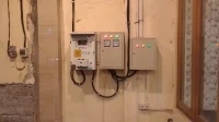 panel-kwh-meter-1-3-fasa Panel kWh meter PLN prabayar satu fasa dan tiga fasa terpasang di dinding