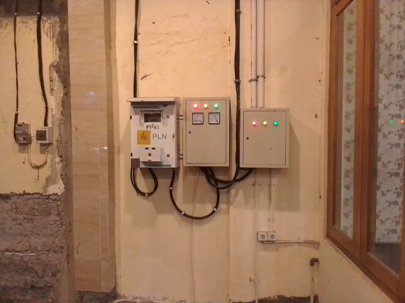 Panel kWh meter PLN prabayar satu fasa dan tiga fasa terpasang di dinding