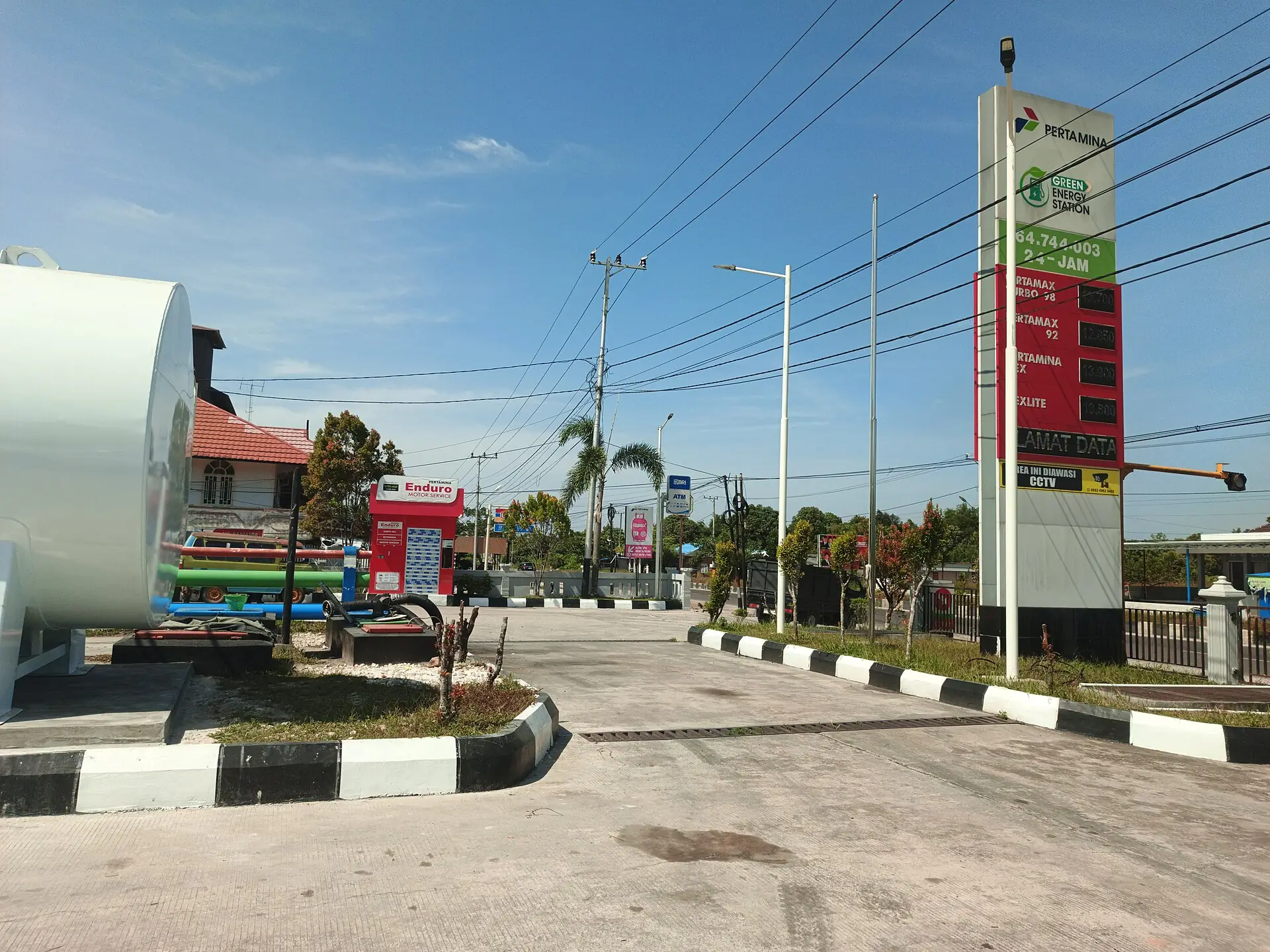 Tiang papan harga SPBU Pertamina 64.744.03 berisi daftar Pertamax Turbo, Pertamax, Pertamina Dex, dan Dexlite