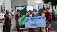 Pawai Hari Kesehatan Mental Sedunia Mahasiswa membawa spanduk World Mental Health Day 10 Oktober 2014 saat pawai kesadaran kesehatan mental dilepas dengan bendera hijau
