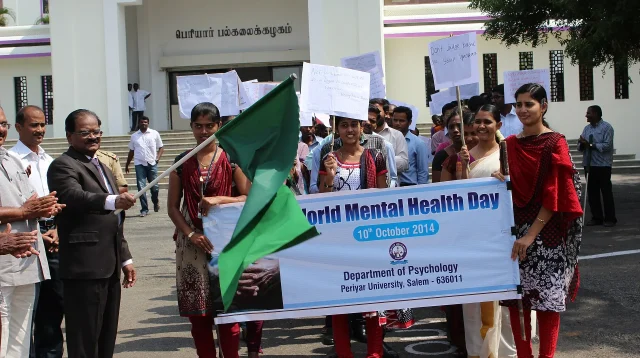 Mahasiswa membawa spanduk World Mental Health Day 10 Oktober 2014 saat pawai kesadaran kesehatan mental dilepas dengan bendera hijau