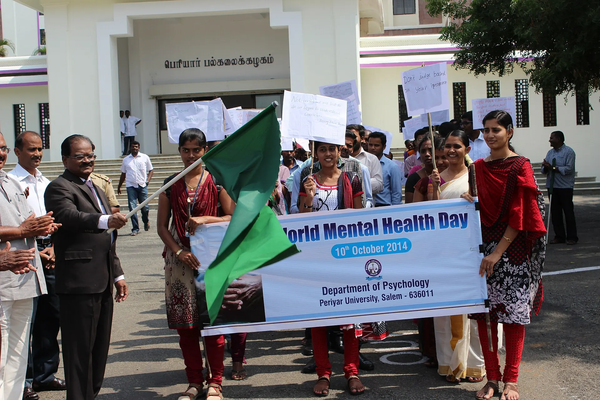 Mahasiswa membawa spanduk World Mental Health Day 10 Oktober 2014 saat pawai kesadaran kesehatan mental dilepas dengan bendera hijau