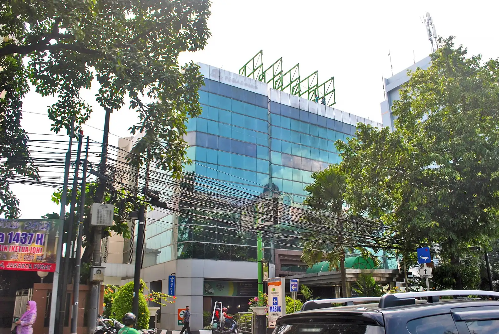 Gedung kantor Pegadaian berkaca biru di tepi jalan