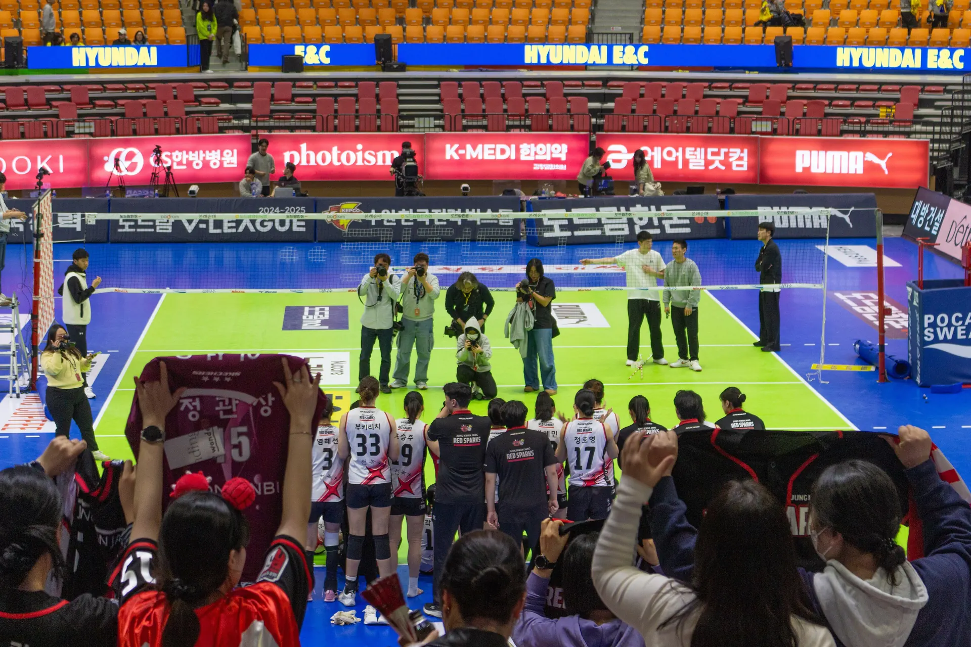 Pemain Daejeon Jung Kwan Jang Red Sparks berfoto di lapangan Suwon Gymnasium saat playoff V-League putri 2024-2025, disaksikan suporter