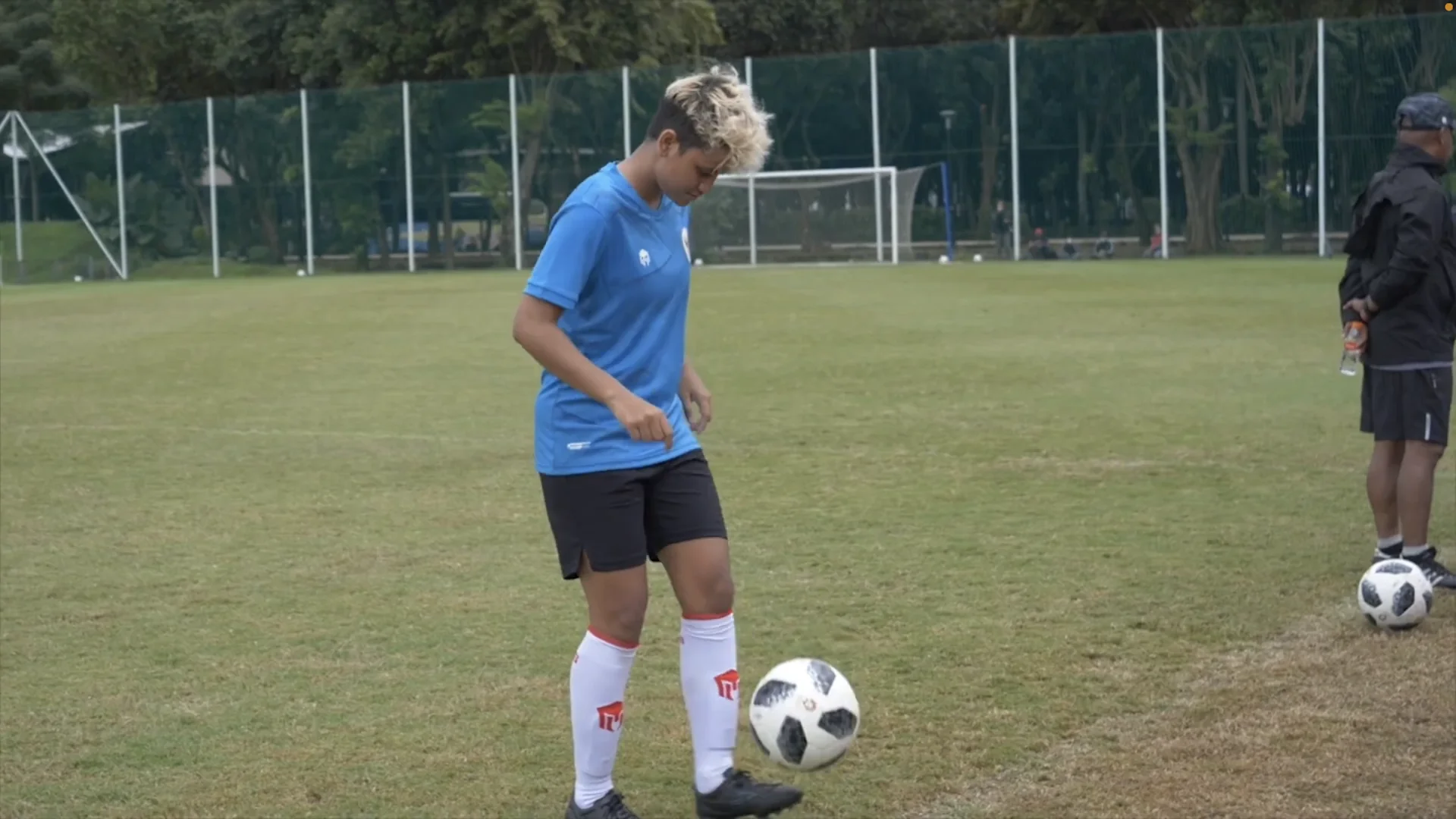 Pemain timnas putri Indonesia berkostum biru mengontrol bola saat latihan