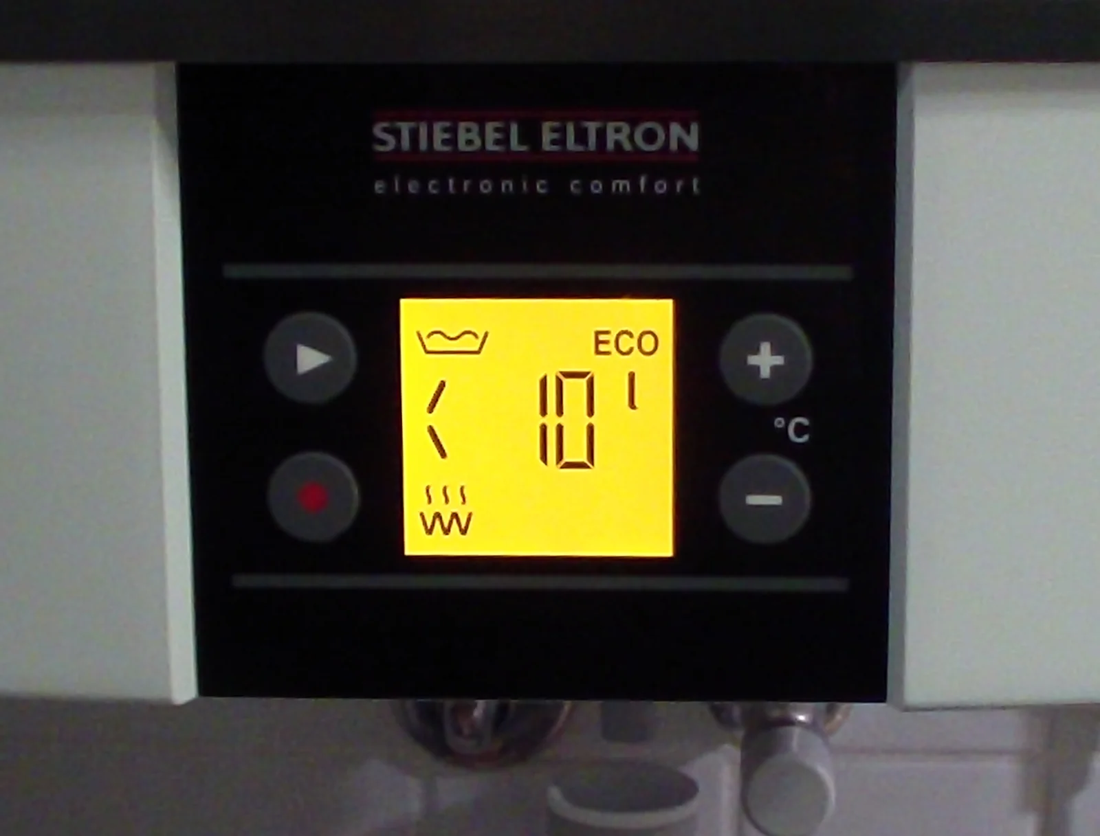 Panel digital pemanas air listrik, salah satu alat rumah tangga paling boros listrik
