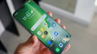 Ponsel Android di genggaman dengan ikon Google Play di layar utama