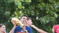 Rodri mengangkat trofi Piala Dunia 2026 saat perayaan di Madrid, pencetak gol Spanyol vs Ceko