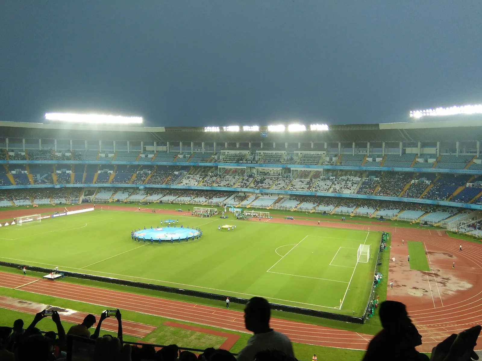 Salt Lake Stadium Kolkata dengan lampu stadion menyala, lokasi laga India vs Brasil