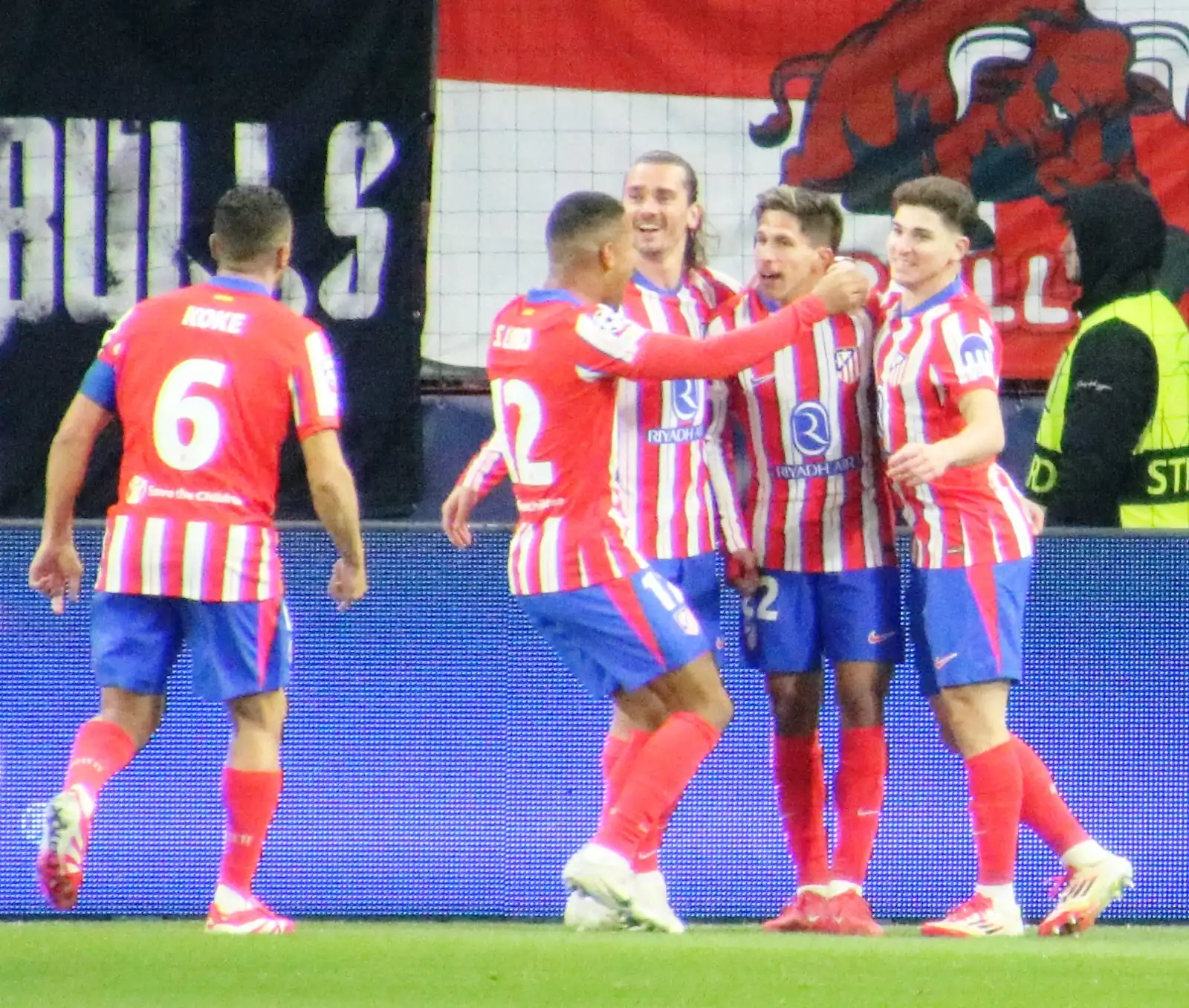 Samuel Lino merayakan gol bersama pemain Atletico Madrid