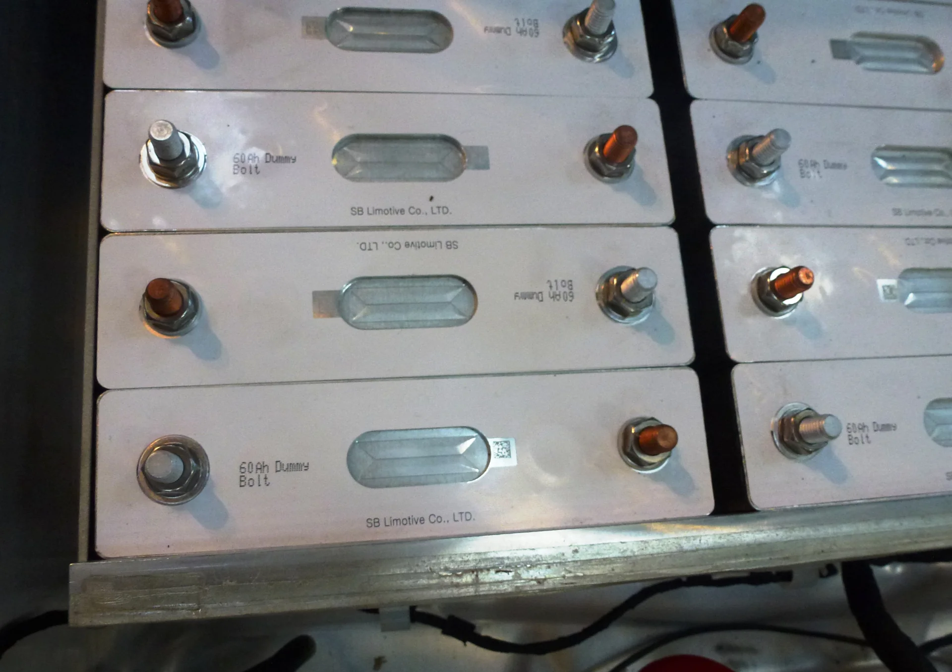 Deretan sel baterai lithium-ion prismatik dalam modul baterai mobil listrik