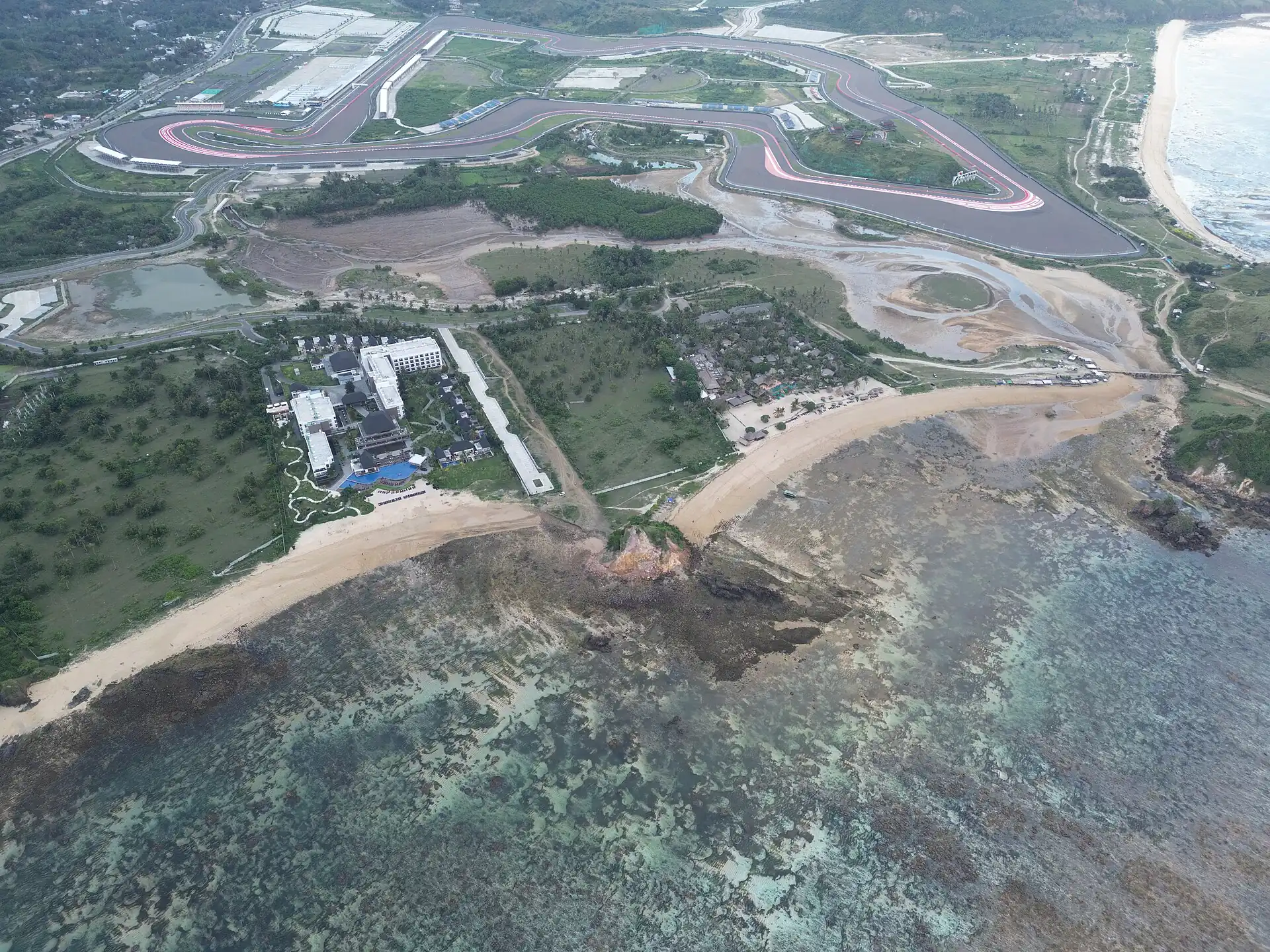 Foto udara Sirkuit Mandalika, hotel tepi pantai, dan garis pantai Lombok Tengah pada April 2024