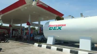 Kanopi SPBU Pertamina di Kasongan dengan papan jalur Pertamax dan Pertamax Turbo serta tangki Pertamina Dex