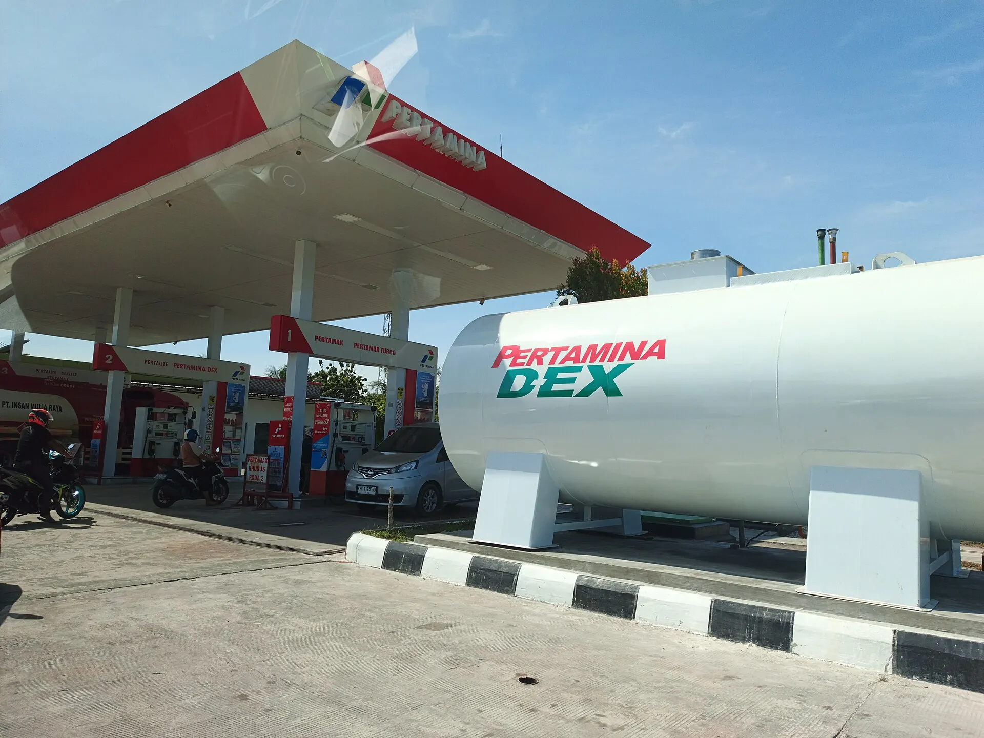 Kanopi SPBU Pertamina di Kasongan dengan papan jalur Pertamax dan Pertamax Turbo serta tangki Pertamina Dex