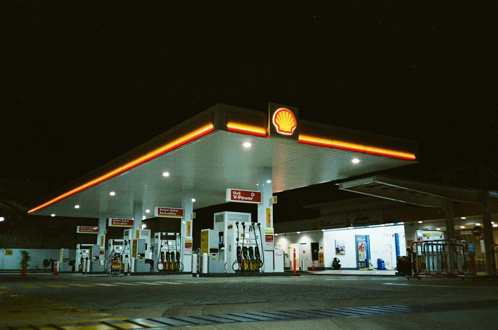 SPBU Shell menyala pada malam hari dengan papan V-Power