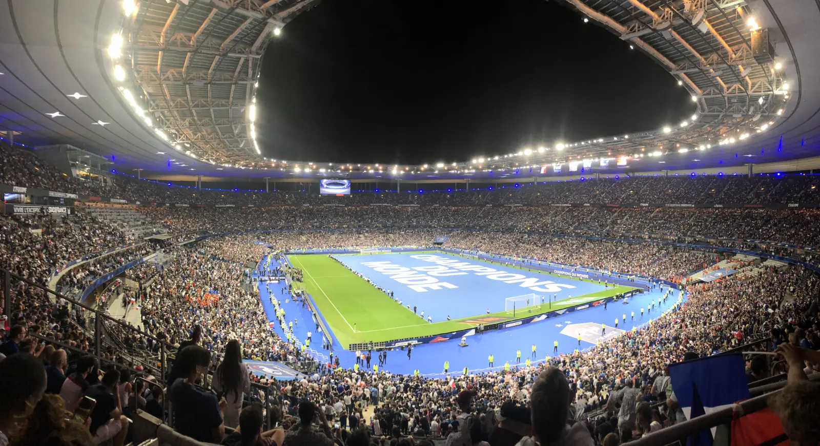 Stade de France penuh penonton saat laga Nations League Prancis pada malam hari