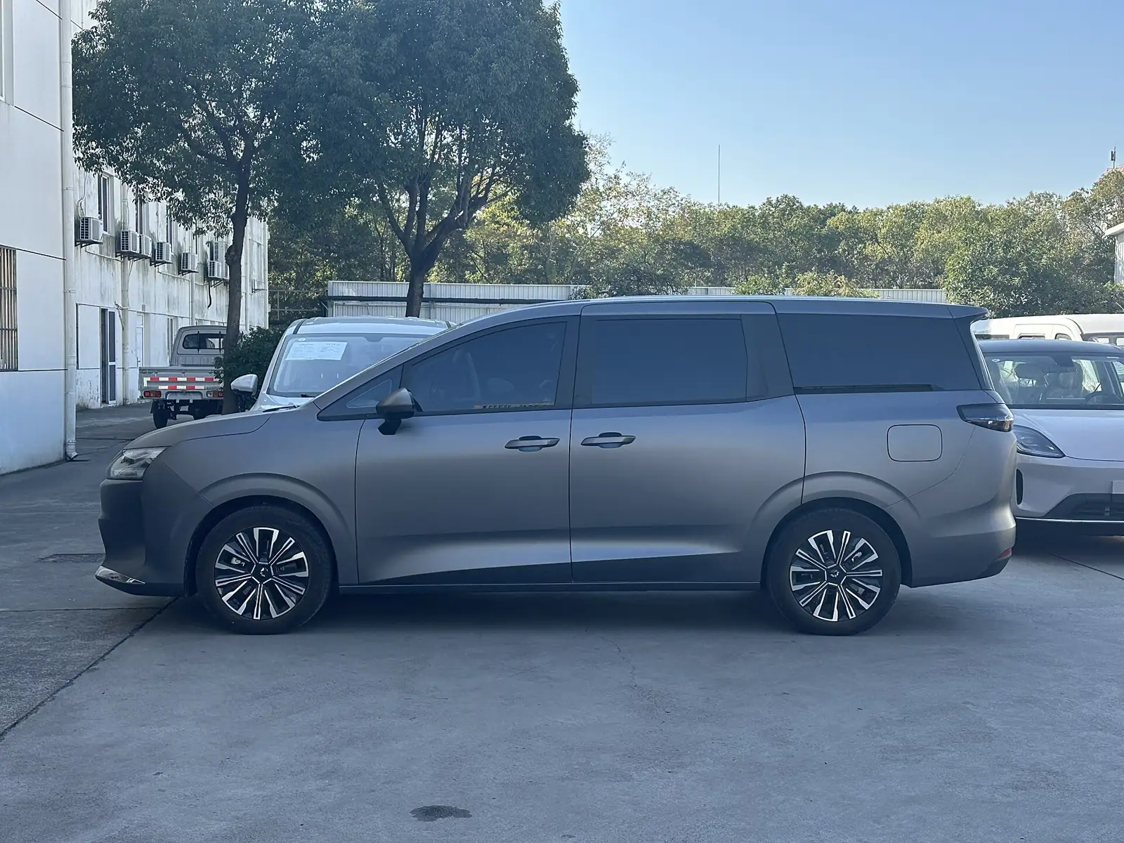 MPV listrik Wuling Starlight 730 EV abu-abu terparkir dilihat dari samping