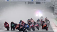 Rombongan pembalap MotoGP melaju di lintasan basah Sirkuit Pertamina Mandalika, Lombok