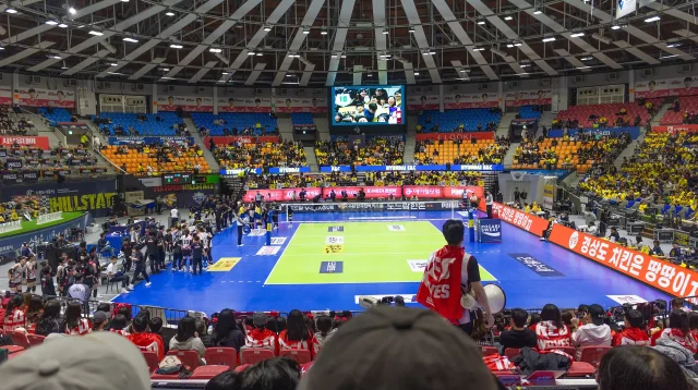 Suasana Suwon Gymnasium penuh penonton saat gim ketiga playoff V-League putri 2024-2025 Hyundai E&C Hillstate melawan Red Sparks