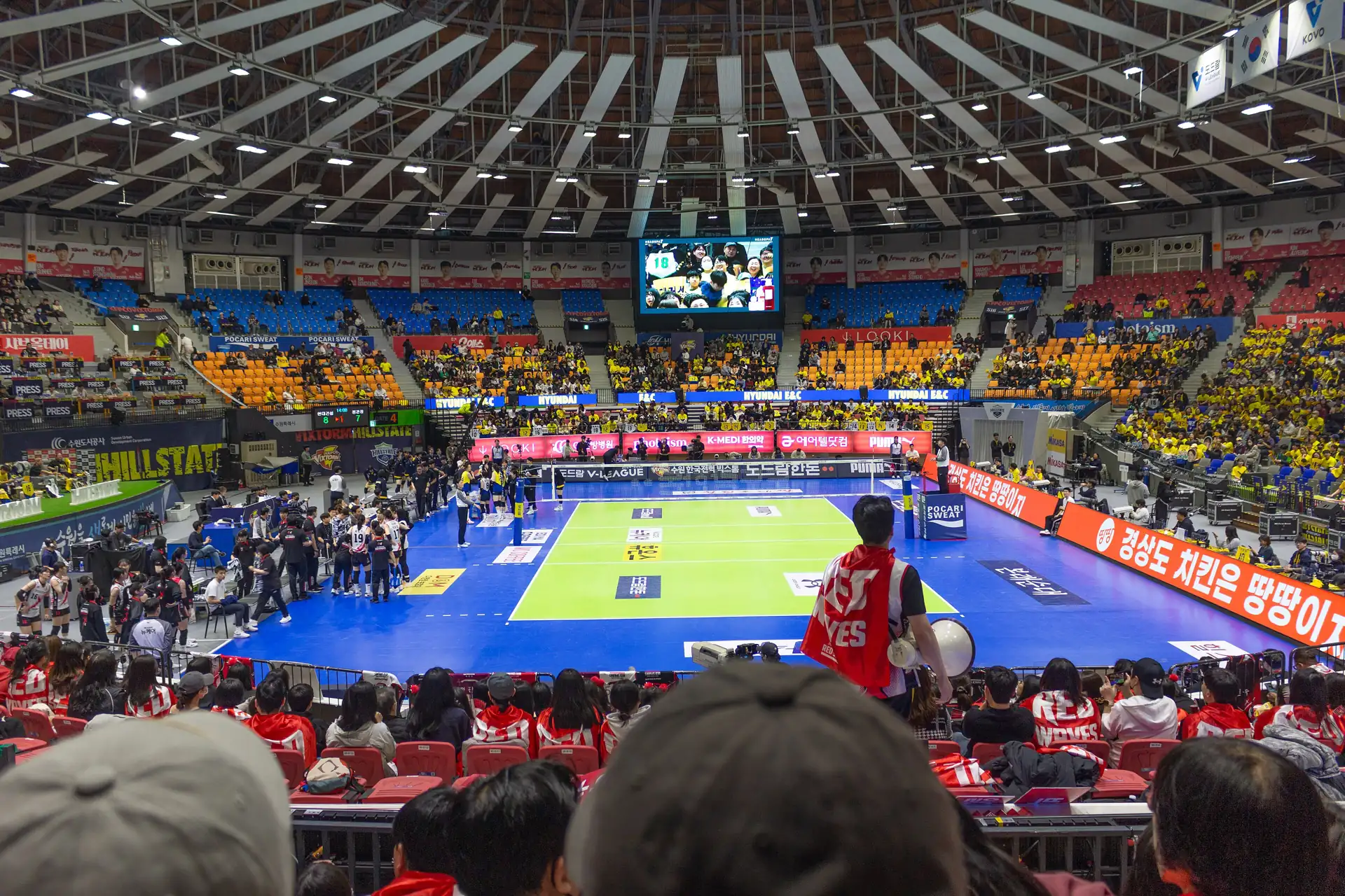 Suasana Suwon Gymnasium penuh penonton saat gim ketiga playoff V-League putri 2024-2025 Hyundai E&C Hillstate melawan Red Sparks