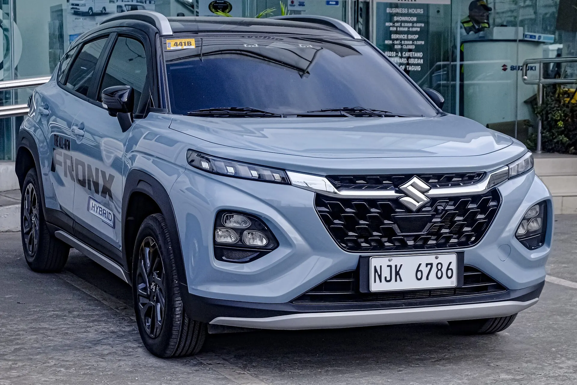 Suzuki Fronx SGX Hybrid warna Ice Grayish Blue dengan atap hitam