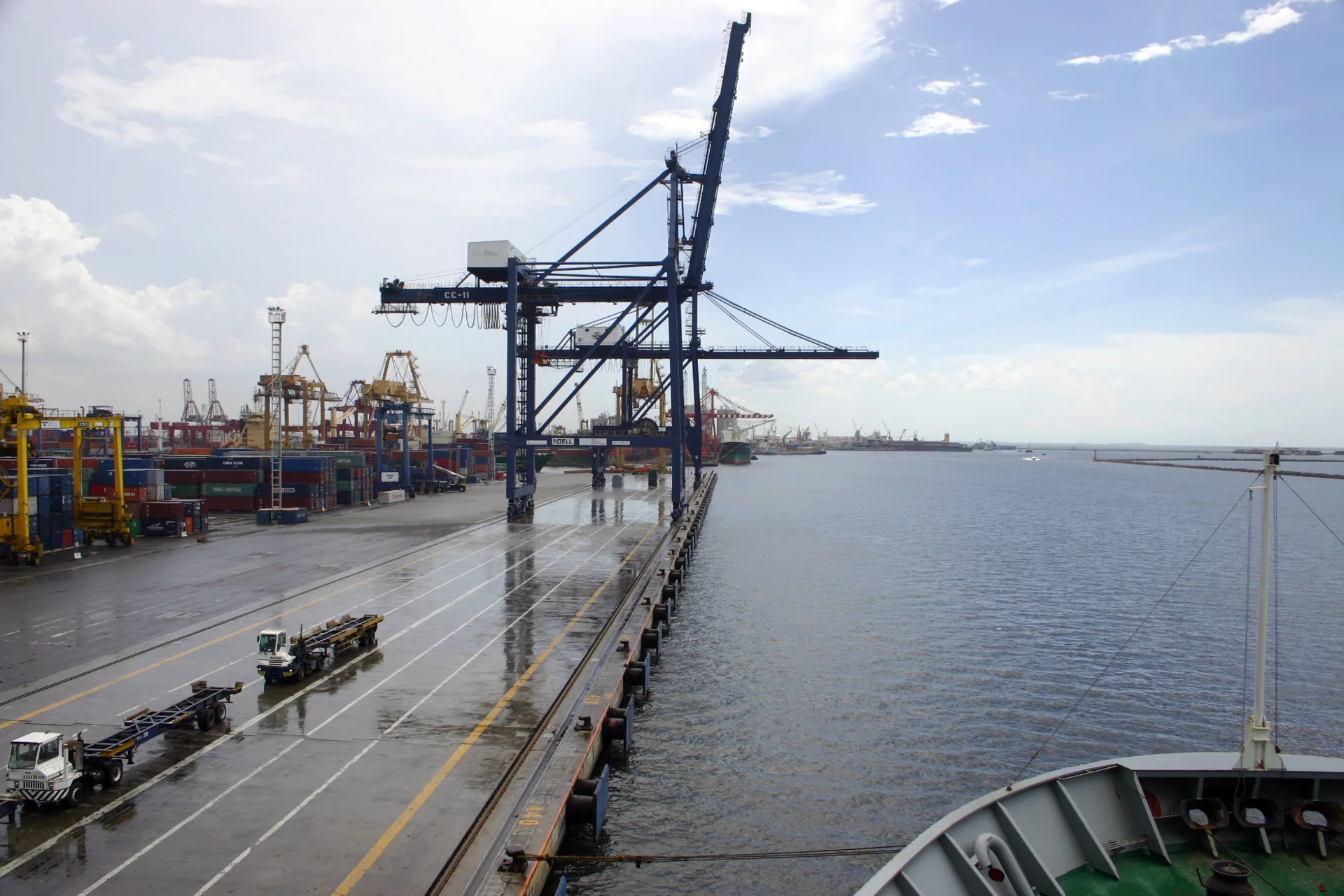 Derek kontainer dan tumpukan peti kemas di dermaga Terminal Peti Kemas Tanjung Priok, Jakarta