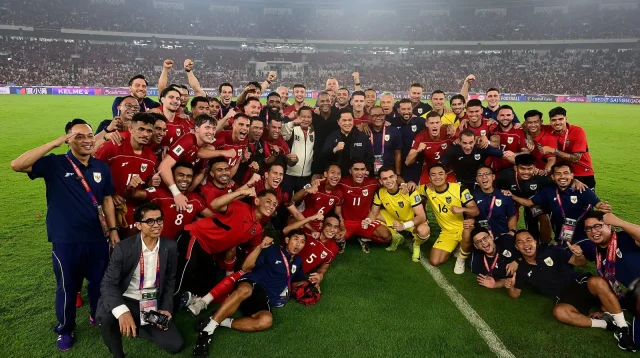 Pemain dan ofisial Timnas Indonesia berfoto bersama di lapangan SUGBK, ilustrasi skor Indonesia vs Thailand