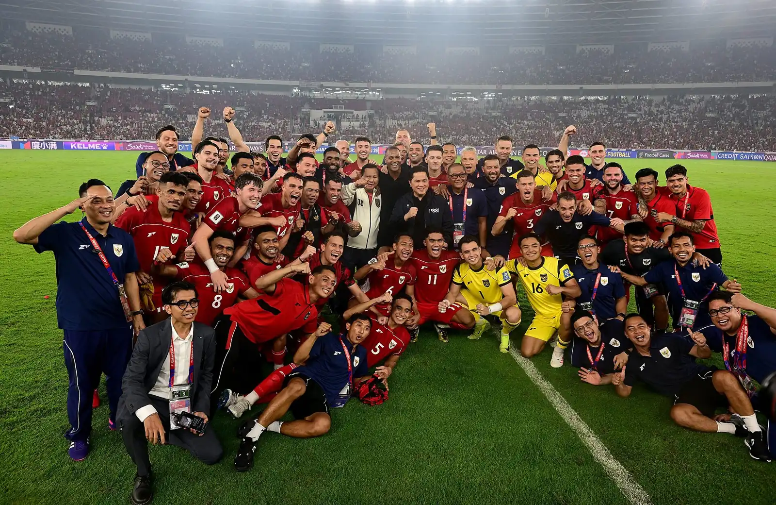 Pemain dan ofisial Timnas Indonesia berfoto bersama di lapangan SUGBK, ilustrasi skor Indonesia vs Thailand
