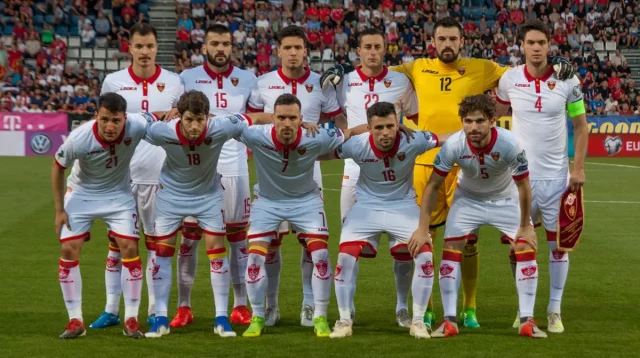Sebelas pemain timnas Montenegro berseragam putih berfoto sebelum laga kualifikasi Euro 2020