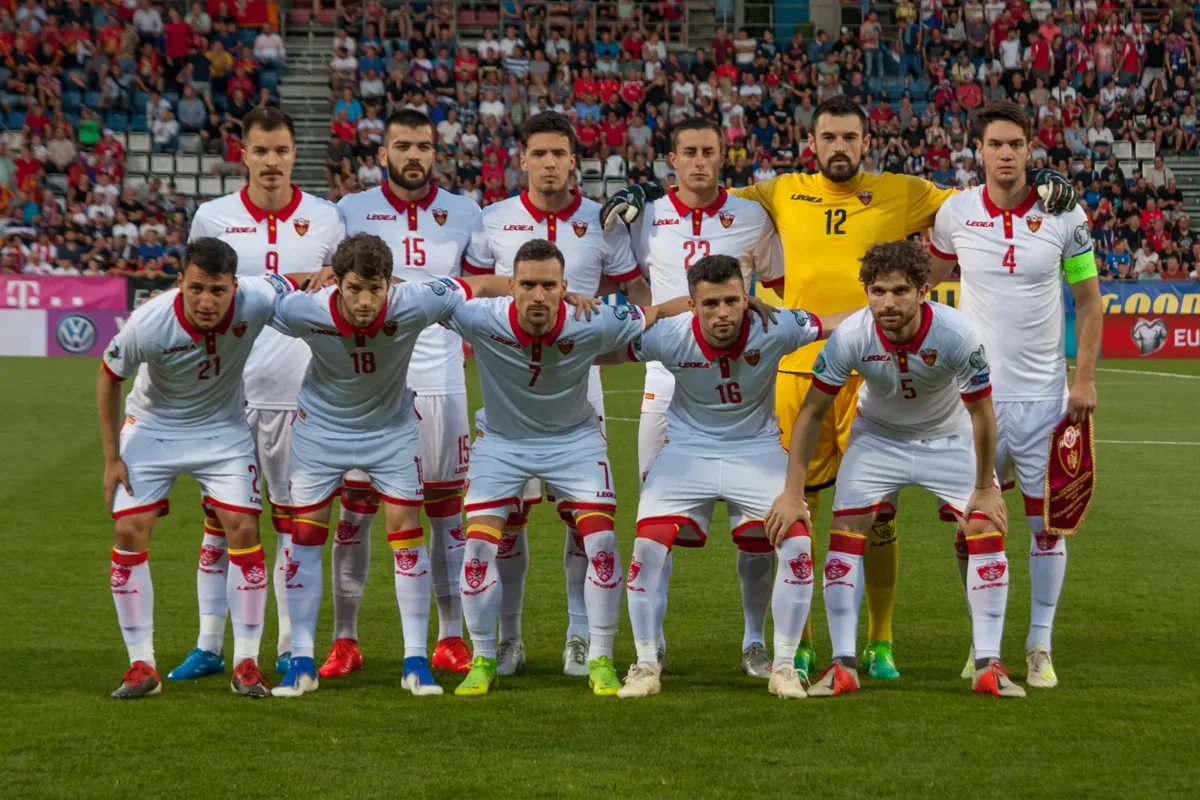 Sebelas pemain timnas Montenegro berseragam putih berfoto sebelum laga kualifikasi Euro 2020