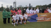 Pemain timnas putri Indonesia berfoto bersama pengurus PSSI di lapangan latihan