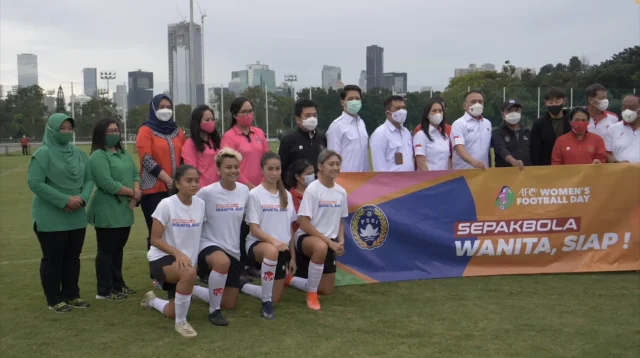 Pemain timnas putri Indonesia berfoto bersama pengurus PSSI di lapangan latihan
