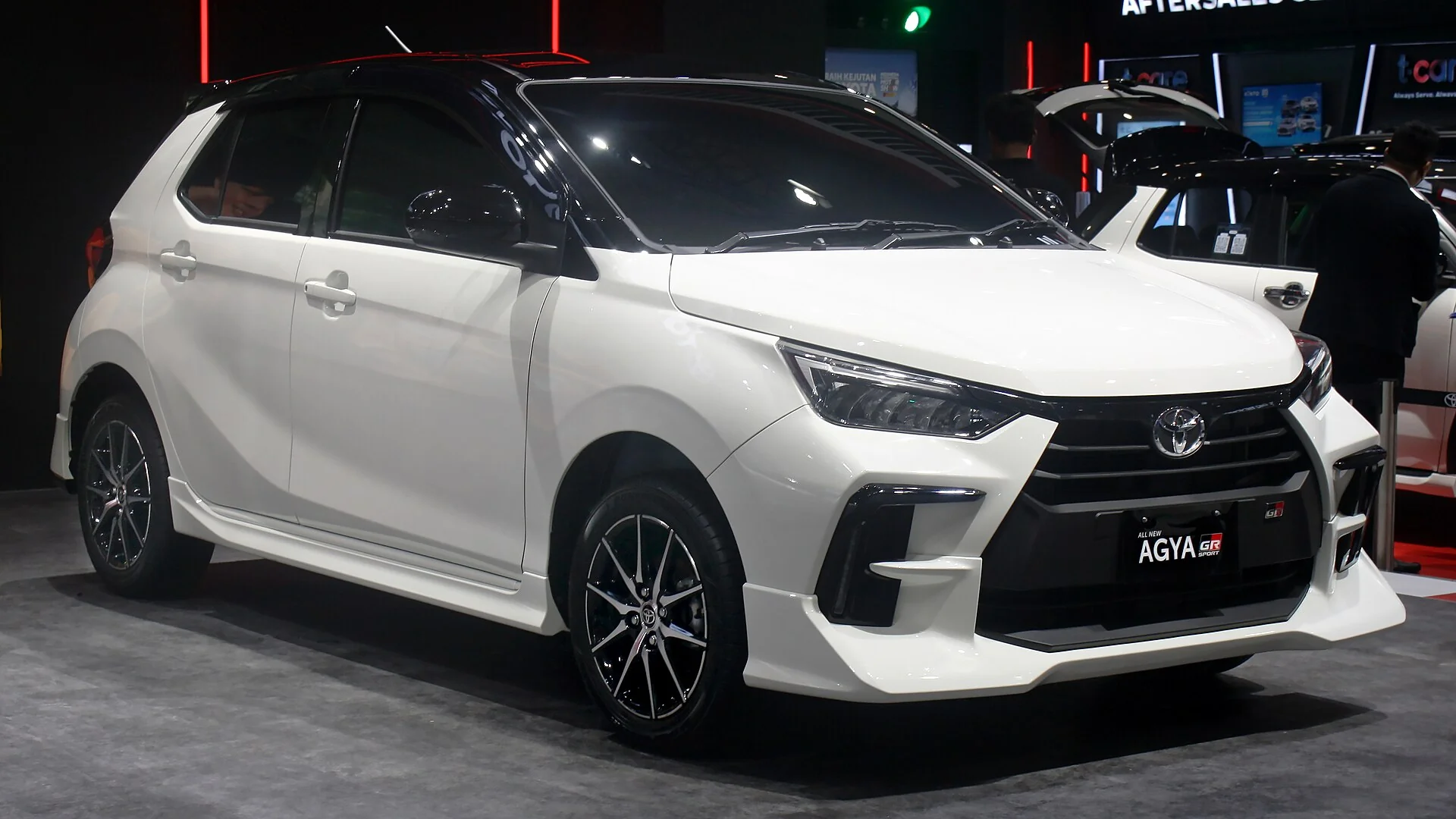 Toyota Agya GR Sport putih di ruang pamer, mobil untuk wanita yang mudah diparkir