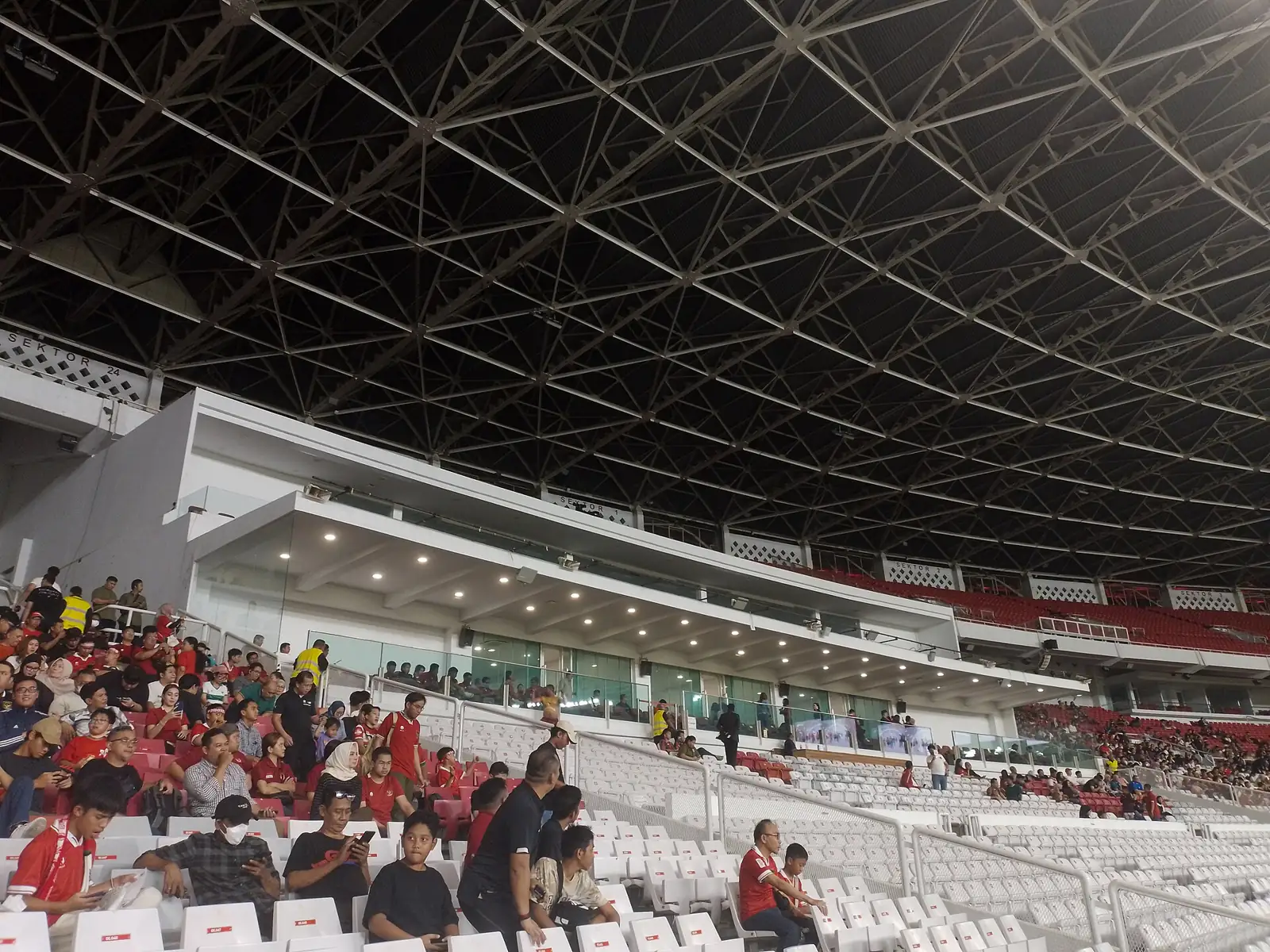 Tribun Stadion Utama Gelora Bung Karno dengan atap baja, lokasi final Indonesia vs Thailand